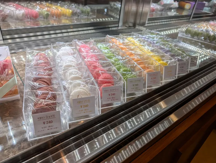 菓志工房うすなが ショーケースに並ぶ色とりどりのマカロン